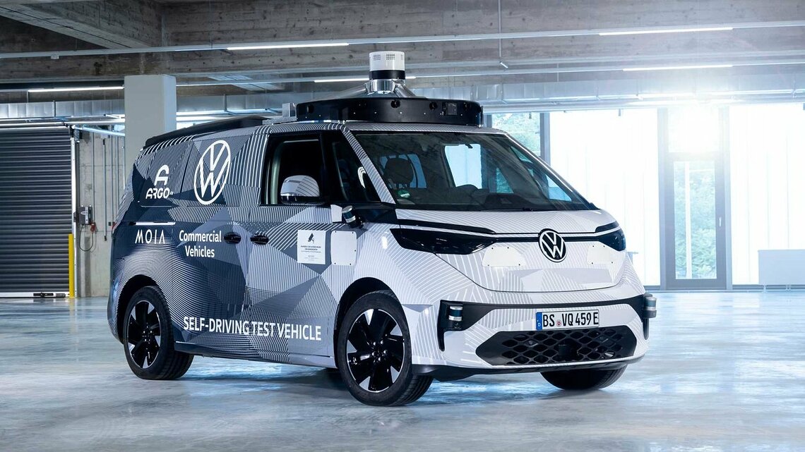 Mit dem ID. BUZZ AD soll der moderne Bulli zum High-Tech-Taxi werden. ©VW