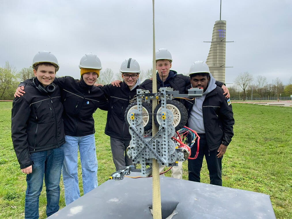 Das Team Meiers 11 von der Gutenbergschule Wiesbaden und sein Lego-Kletterer.