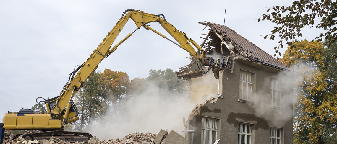 Ein Haus wird abgerissen.