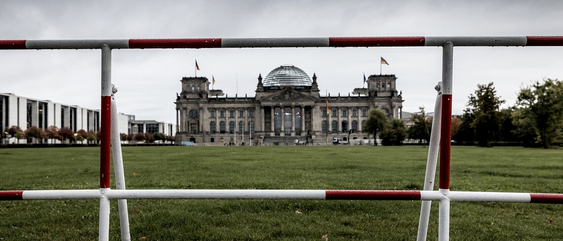 Der Reichstag in Berlin hinter einer Absperrung.