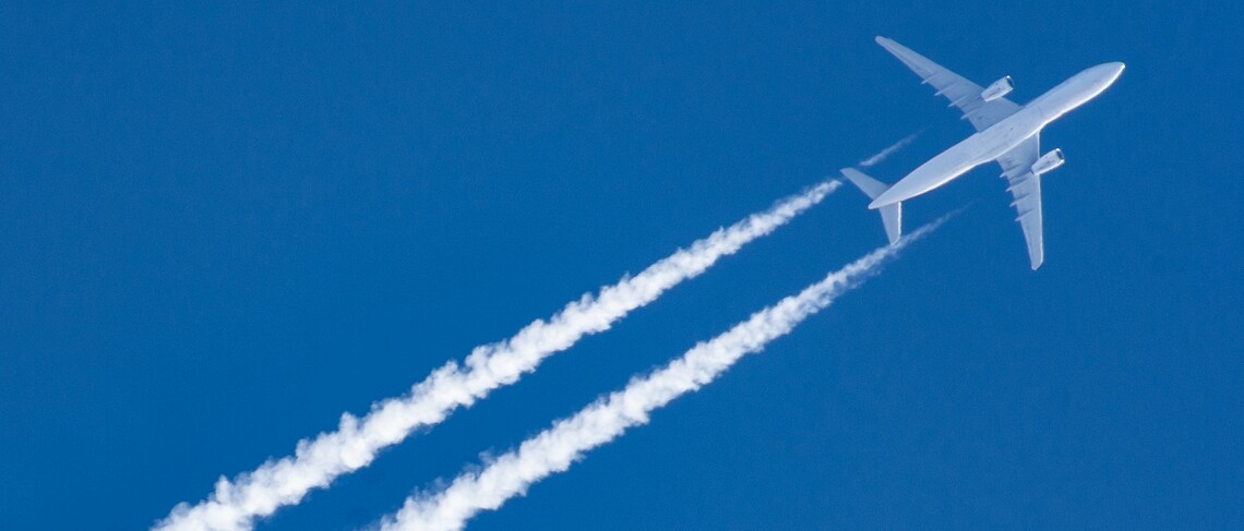 Ein Flugzeug am Himmel