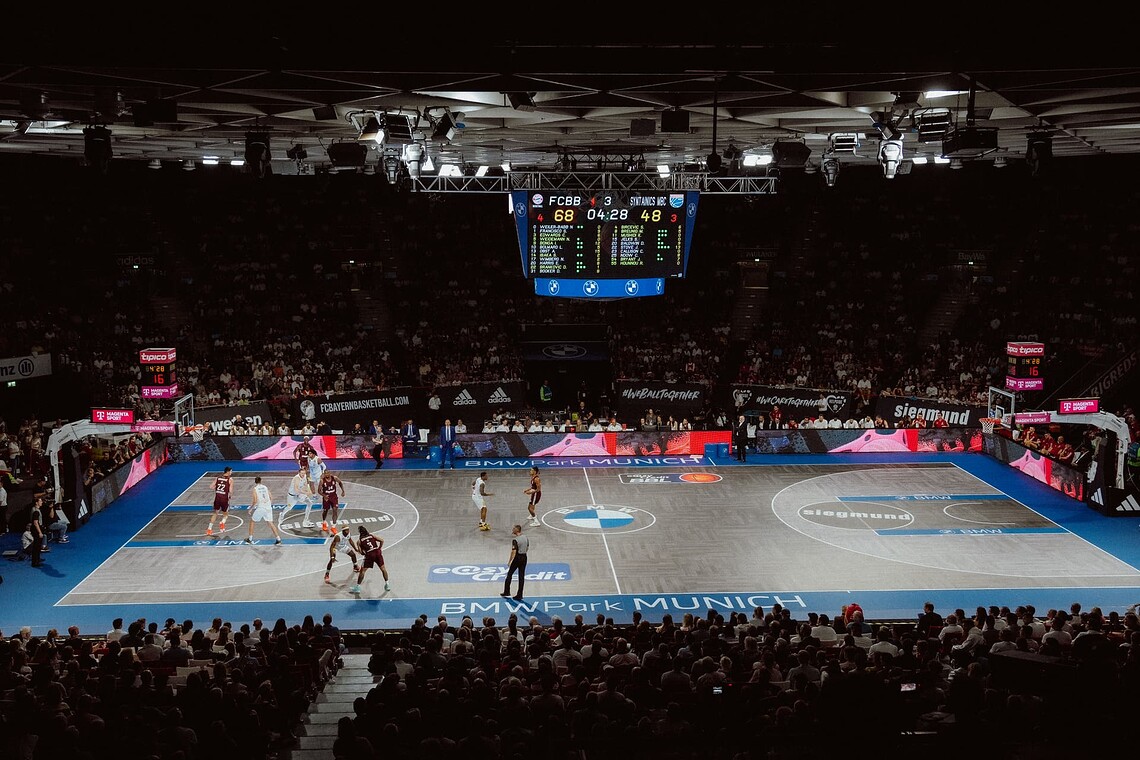 Glasboden beim Basketballspiel des FC Bayern München in der Bundesliga. Quelle: Lukas Mengeler.