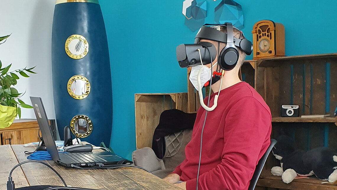 Bei einer Pressevorführung im Mai konnten wir die Experience Mind the Brain! bereits ausprobieren. – mit VR-Brille, Elektrodenkappe, Kopfhörern und Maske. Bild: Kathrin Brunner