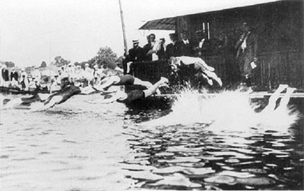 Bei den Olympischen Spielen 1900 in Paris, als der Fluss noch sauberer war, stürzten sich die Schwimmer in die Fluten der Seine. Quelle: Wikimedia Commons.