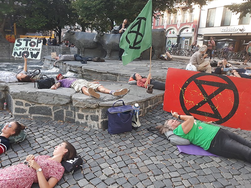 800px-ER_die_in_Munich_20190816_191019